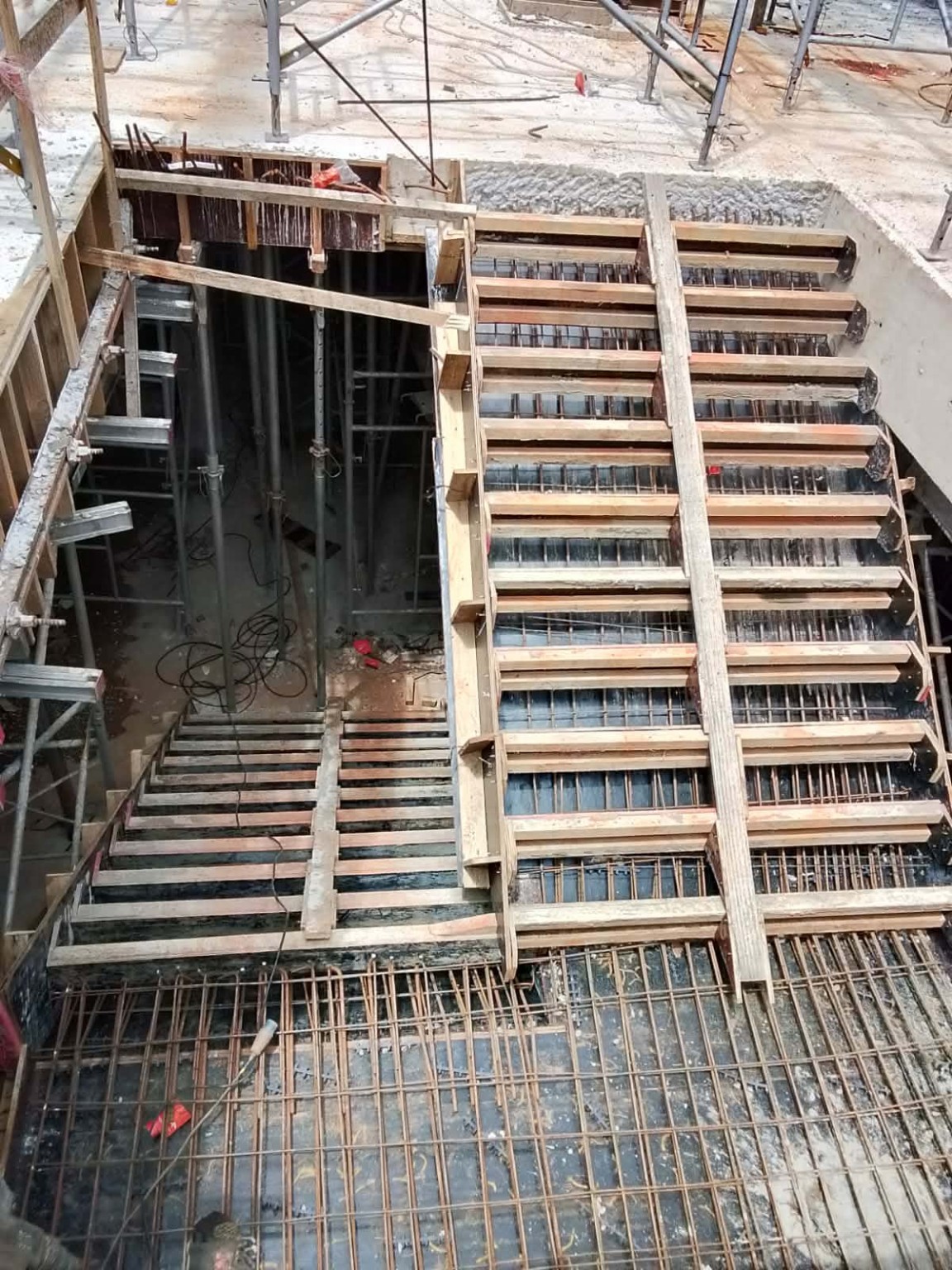 Coffrage en bois et ferraillage d’un escalier à plusieurs volées