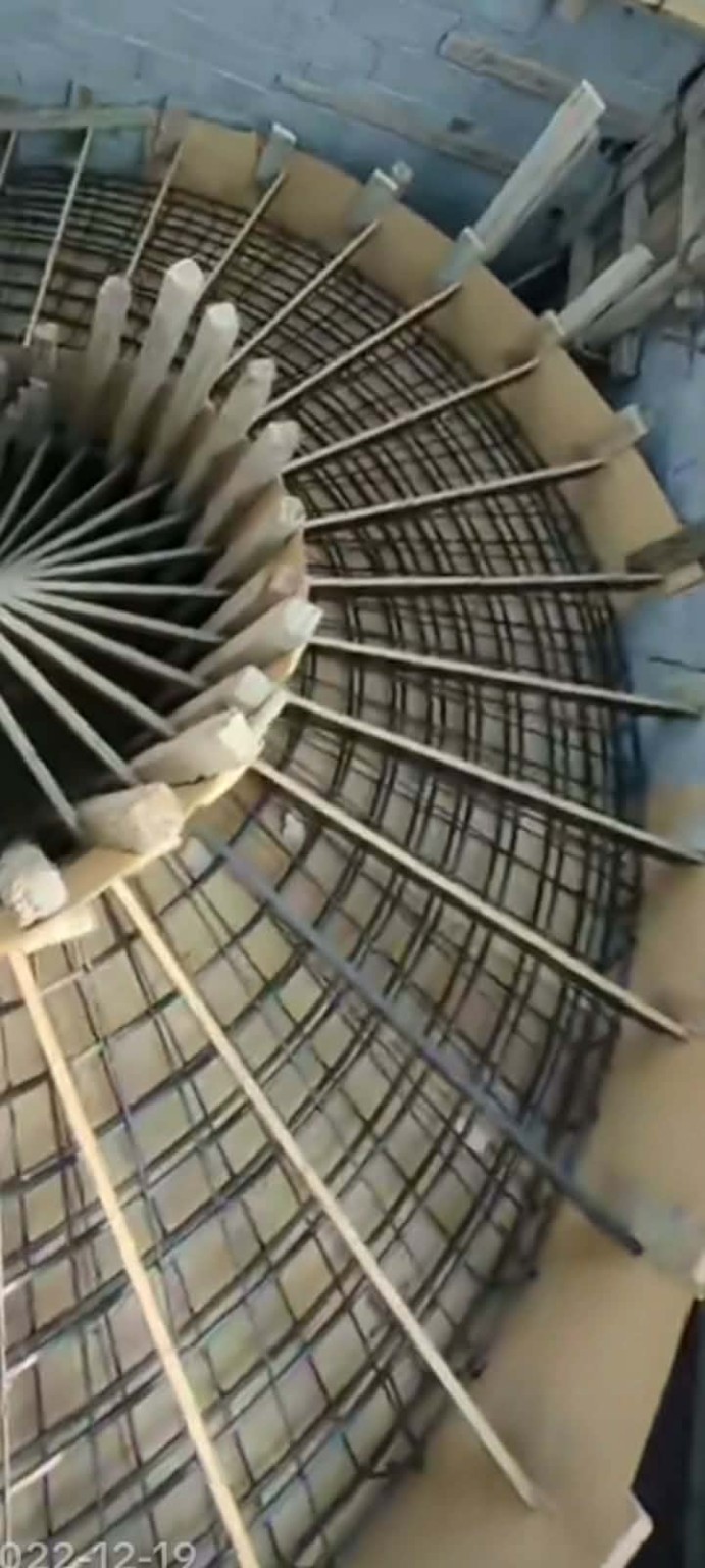 Coffrage et armatures d’un escalier courbe en béton