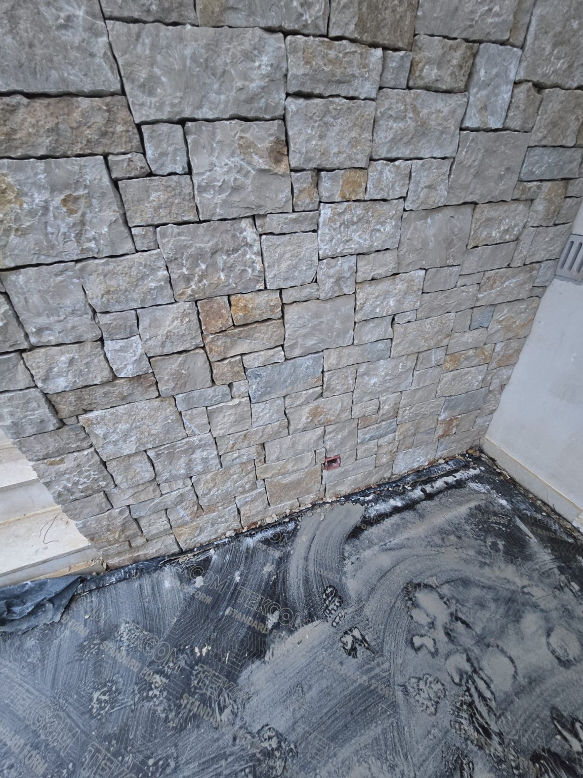Détail d’un parement en pierre naturelle en cours de finition